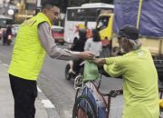 Tebar Berkah Ramadan, Unit Turjawali Satlantas Polres Purwakarta Bagikan Takjil Ke Pengguna Jalan