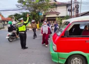 Hari Pertama Masuk Sekolah Usai Libur Lebaran, Polres Purwakarta Sigap Bantu Anak Menyebrang