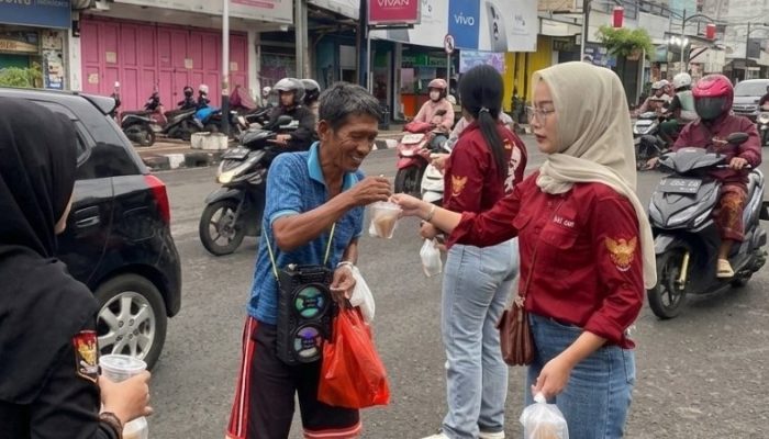 Berbagi di Bulan Suci, Ladies Brigez Purwakarta Turun ke Jalan Bagikan Takjil Gratis untuk Warga
