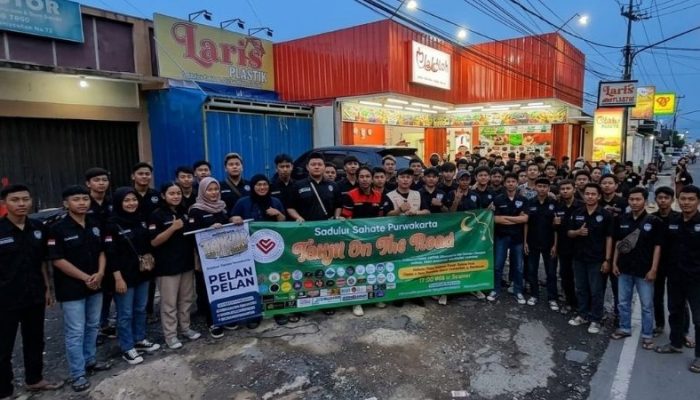 MPH Purwakarta Bersama Arabian dan Sadulur Sahate Sauyunan Tebar Takjil di Jalanan Munjul