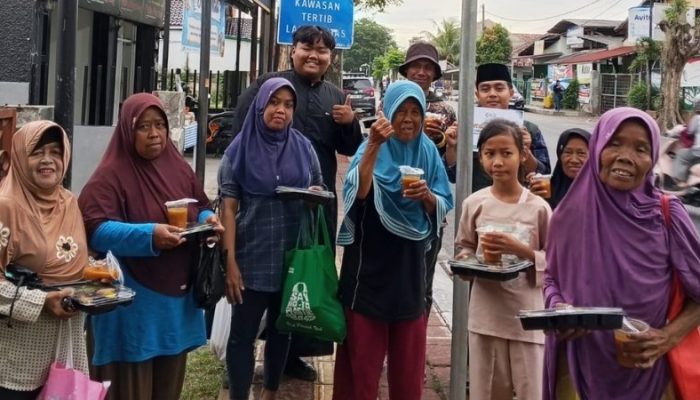 Berbagi Berkah Ramadan, NU CARE-LAZISNU Purwakarta Bagikan Takjil Gratis Setiap Hari untuk Warga