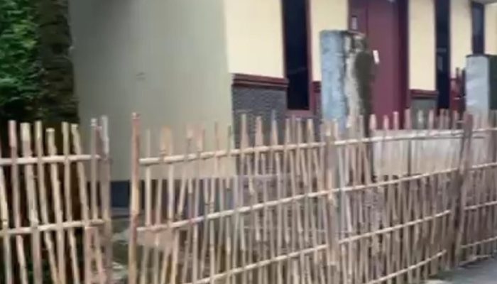 Dua Rumah Warga di Desa Bunder Dipagar Bambu, Diduga Terkait Penolakan Pembangunan Tower Internet