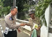 Satlantas Polres Purwakarta Bagikan Beras kepada Warga Saat Patroli Rutin