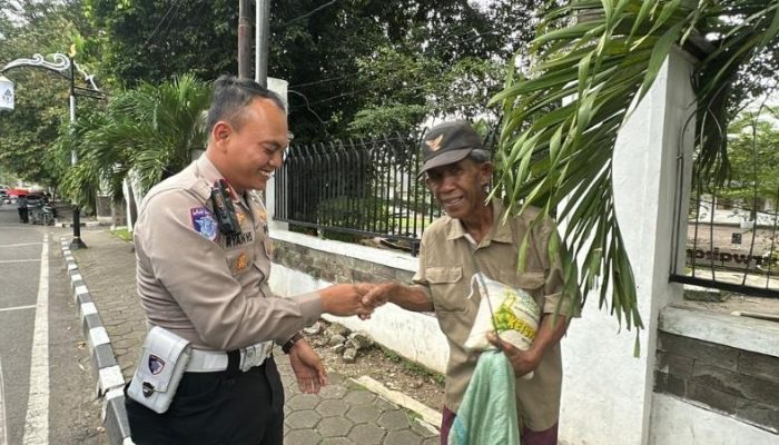 Satlantas Polres Purwakarta Bagikan Beras kepada Warga Saat Patroli Rutin