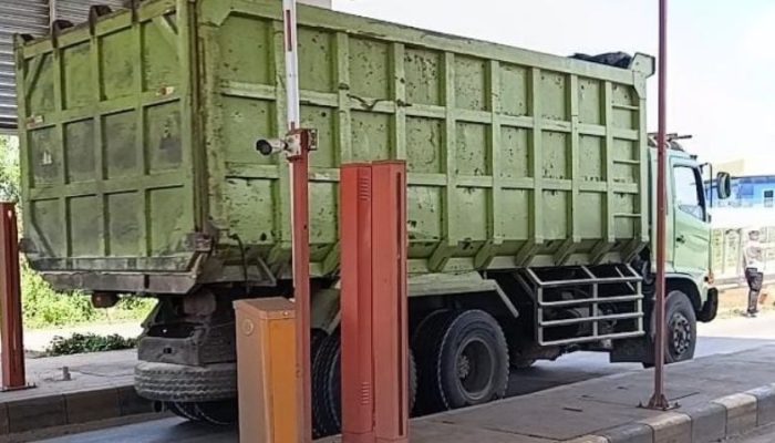 Satlantas Polres Purwakarta Sekat Truk Sumbu 3 di Gerbang Tol Sadang Jelang Arus Mudik