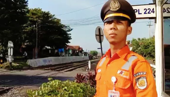 Kisah Penjaga Perlintasan KA di Purwakarta, Lebaran Tanpa Keluarga Demi Tugas