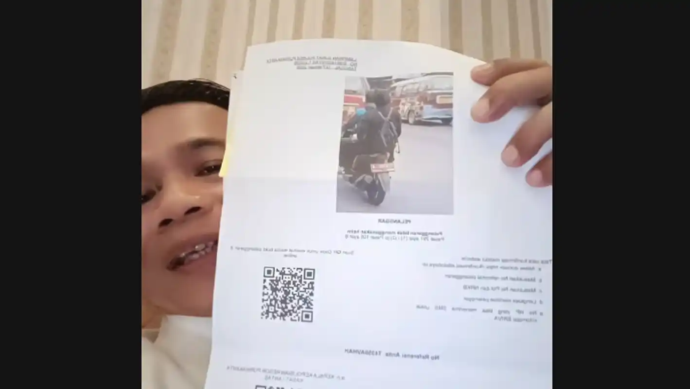 Motor dinas Purwakarta terjepret kamera ETLE karena pengendara tidak pakai helm.