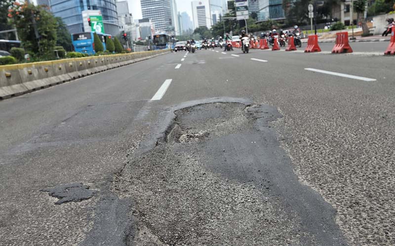 Ilustrasi jalan berlubang