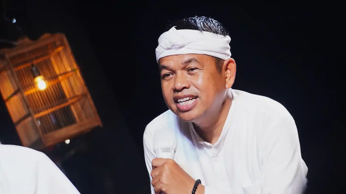 Gubernur Jabar Dedi Mulyadi liburkan angkot mudik lebaran 2026 dan beri kompensasi.