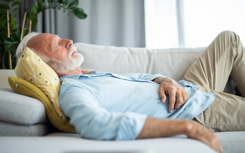 Ilustrasi lansia sedang tidur