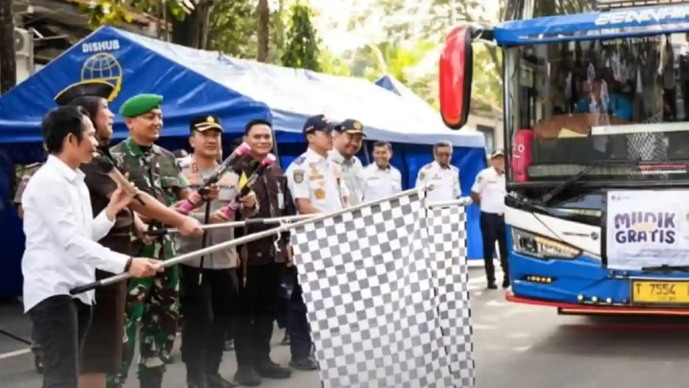 Om Zein lepas keberangkatan Mudik Gratis Purwakarta 2026 ke Jawa Tengah.