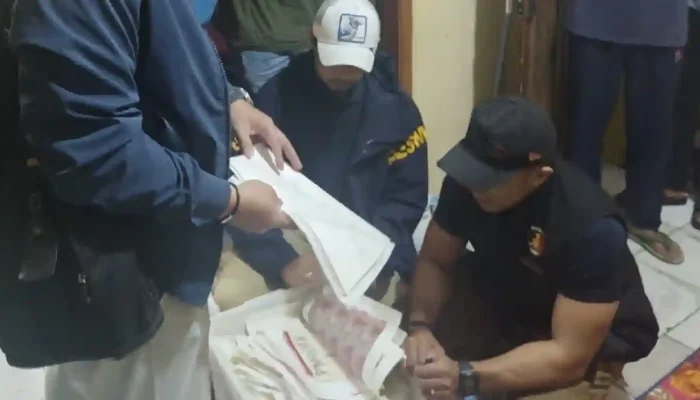 Polisi Gerebek ‘Pabrik’ Uang Palsu di Purwakarta, Miliaran Rupiah Siap Edar Jelang Lebaran