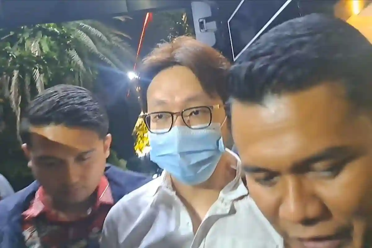 YouTuber Richard Lee saat resmi ditahan di Rutan Polda Metro Jaya terkait kasus perlindungan konsumen.