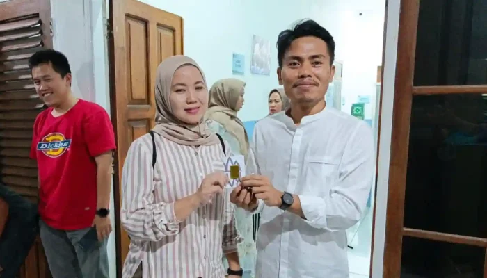 Relawan MBG di Purwakarta Dapat THR Replika Logam Mulia dari Mitra SPPG