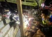 Dump Truk Tabrak Motor Di Purwakarta, Dua Orang Tewas