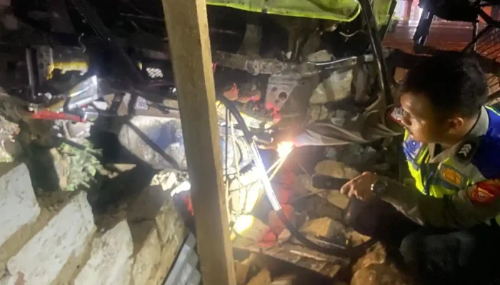 Dump Truk Tabrak Motor Di Purwakarta, Dua Orang Tewas