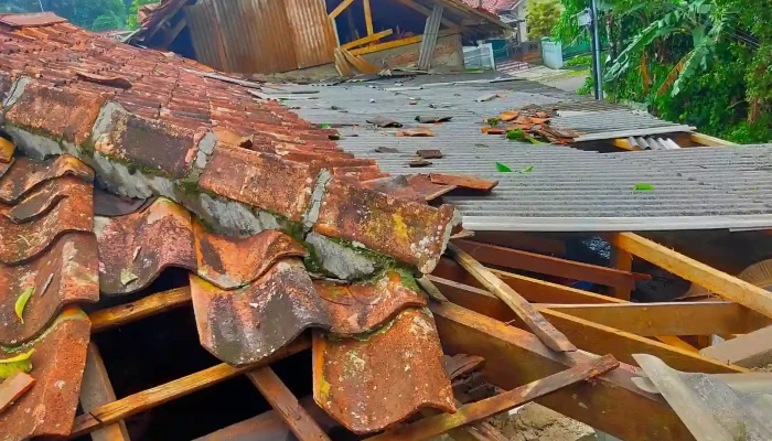 Purwakarta Dilanda Angin Puting Beliung, 22 Rumah Di Desa Cikeris Rusak