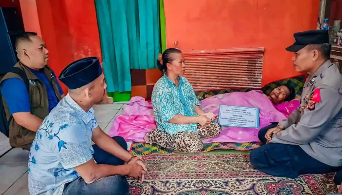 Salurkan BLT Secara Door To Door, Pemdes Bojong Barat Pastikan Bantuan Tepat Sasaran