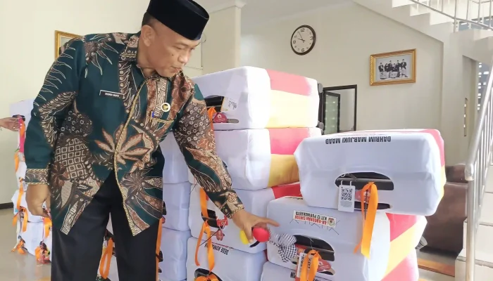 Agar Tak Tertukar, Calon Jemaah Haji Purwakarta Tandai Koper Dengan Boneka Hingga Gelas Plastik
