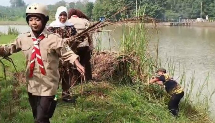 Pramuka Purwakarta Bersama Warga Bersihkan Situ Cigangsa, Dorong Potensi Wisata dan Ekonomi Lokal