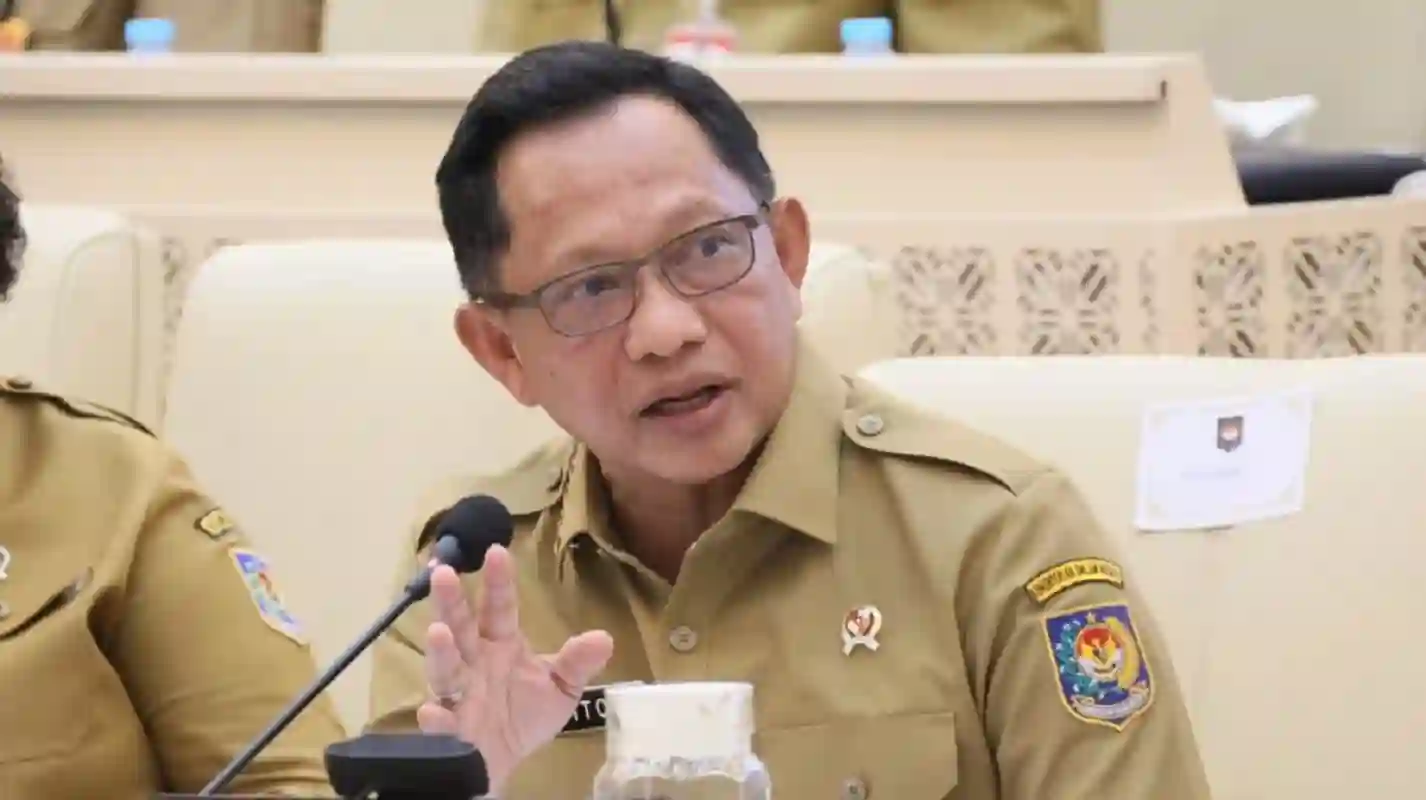 Mendagri Tito Karnavian rilis aturan sanksi WFH ASN terbaru 2026.