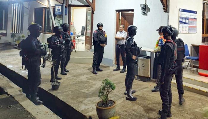 Jaga Harkamtibmas, Brimob Jabar Patroli Malam di Purwakarta