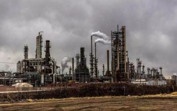 Kilang minyak tengah laut