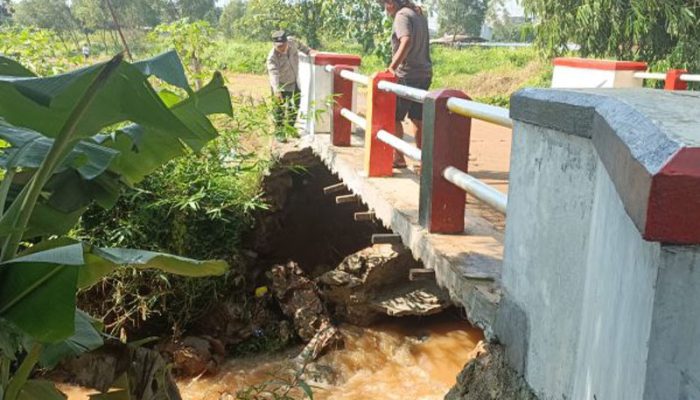 Polsek Bungursari Gercep Tangani Tanah Longsor di Desa Cikopo