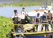 Bupati Purwakarta Turun Langsung Ngosrek Bersihkan Sungai Citarum