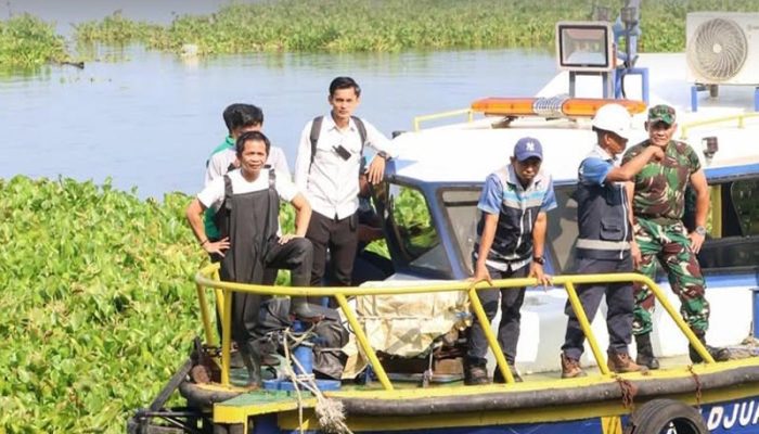 Bupati Purwakarta Turun Langsung Ngosrek Bersihkan Sungai Citarum