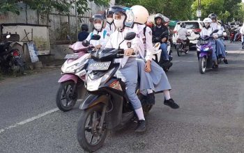 Siswa bawa motor ke sekolah