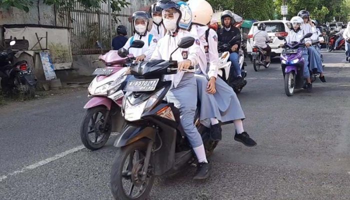 Siswa Dilarang Bawa Motor ke Sekolah, Jalan Kaki Agar Sehat