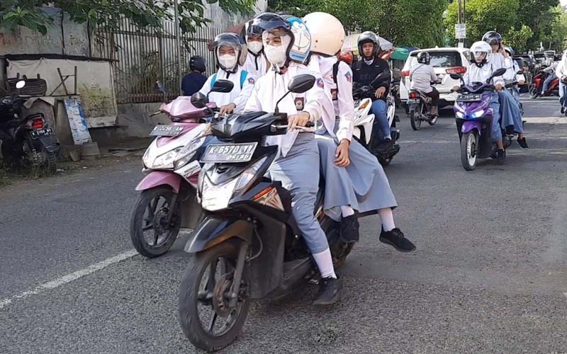 Siswa bawa motor ke sekolah