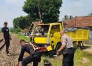 Truk Vs Kereta Di Purwakarta, Dua Orang Alami Luka