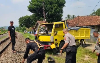 Truk Vs Kereta Di Purwakarta, Dua Orang Alami Luka