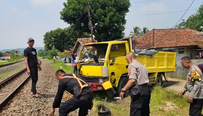 Truk Vs Kereta Di Purwakarta, Dua Orang Alami Luka