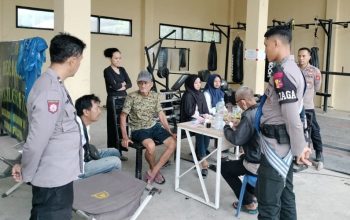 Personel Polsek Sukasari Tangani Kecelakaan Motor di Kutamanah