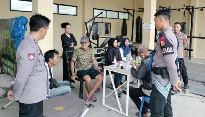 Personel Polsek Sukasari Tangani Kecelakaan Motor di Kutamanah