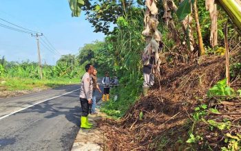 Bhabinkamtibmas Desa Depok Polsek Darangdan Ngosrek Bareng Warga