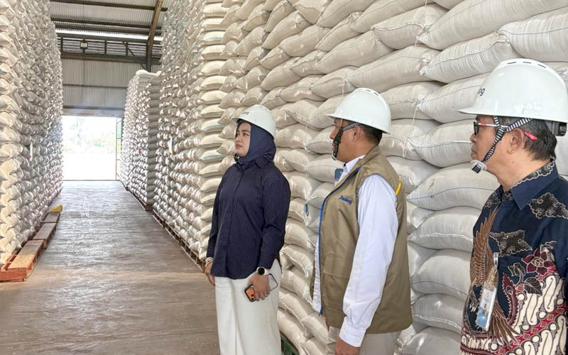 Putih Sari tinjau gudang Bulog Purwakarta