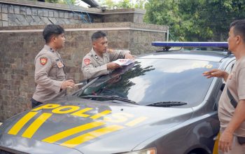 Stiker layanan darurat 110. (Foto: tribratanews)