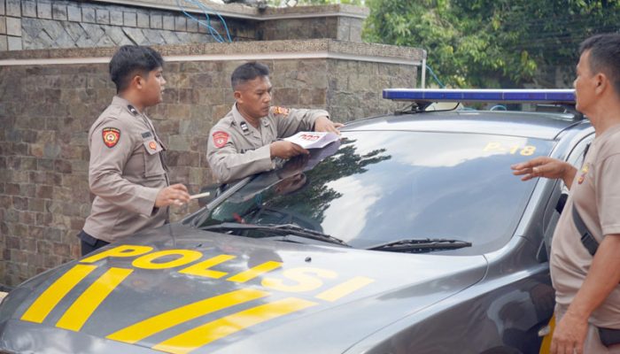 Polres Purwakarta Pasang Stiker Layanan Darurat 110 di Kendaraan Dinas
