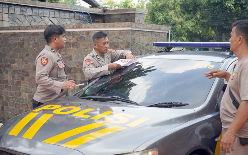 Stiker layanan darurat 110. (Foto: tribratanews)