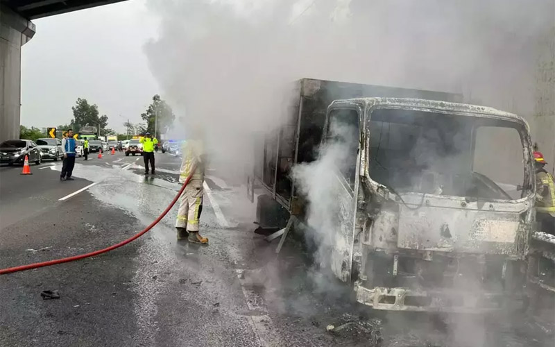 Truk gas terbakar di tol Cipularang