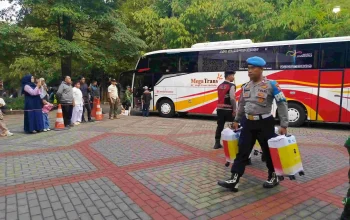 Bentuk Pelayanan Masyarakat, Polres Purwakarta Tempatkan Personel Sambut Kepulangan Jemaah Haji